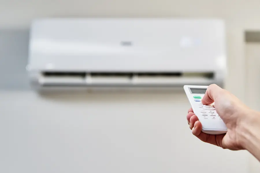 Hand adjusting mini split temperature